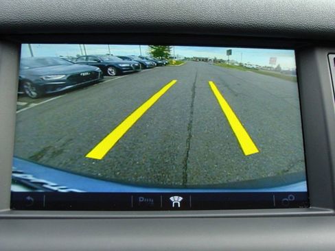 Used 2018 Land Rover Discovery Sport SE image 19