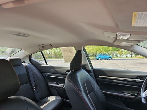 Used 2024 Nissan Altima 2.5 SR FWD image 13