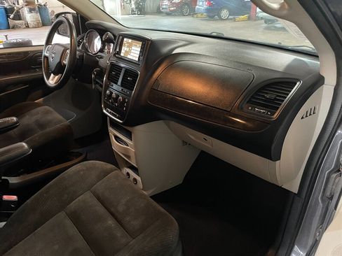 Used 2017 Dodge Grand Caravan SE w/ UConnect Hands-Free Group FWD image 18