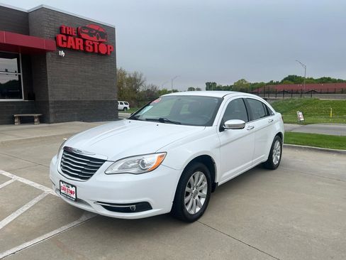Used 2014 Chrysler 200 Limited FWD image 2