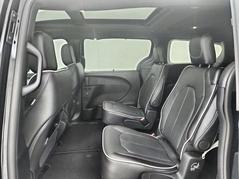 New 2026 Chrysler Pacifica Limited image 32