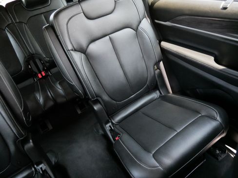Used 2023 Jeep Grand Cherokee L Limited w/ Luxury Tech Group II AWD/4WD image 14