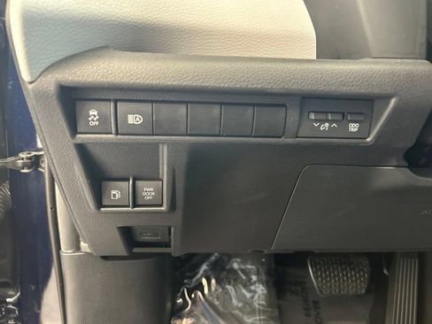 Used 2025 Toyota Sienna XLE FWD image 46
