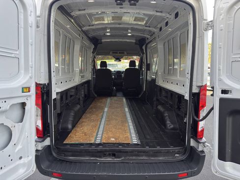 Used 2018 Ford Transit 250 148 Medium Roof RWD image 17