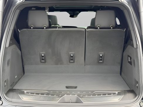 Used 2023 Cadillac Escalade Premium Luxury AWD/4WD image 8