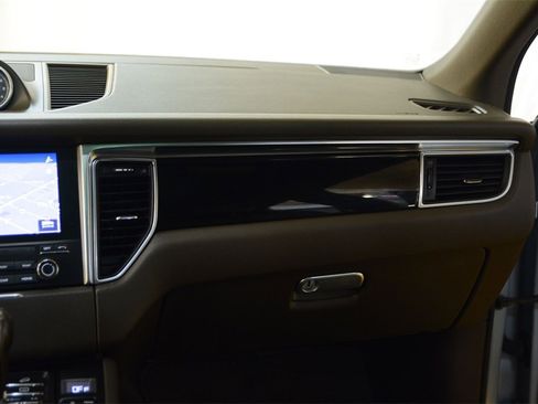 Used 2018 Porsche Macan image 16