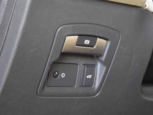 Used 2018 Land Rover Range Rover Velar S image 34