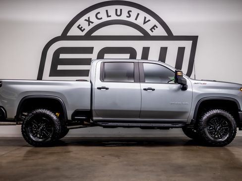 Used 2024 Chevrolet Silverado 2500 ZR2 w/ Technology Package image 8