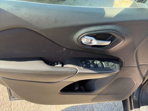 Used 2015 Jeep Cherokee Latitude w/ Comfort/Convenience Group image 17