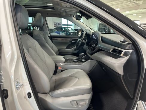 Used 2024 Toyota Highlander Platinum AWD/4WD image 44