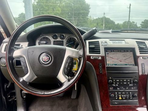 Used 2011 Cadillac Escalade ESV Luxury image 29