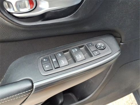 Used 2015 Jeep Cherokee Latitude image 11