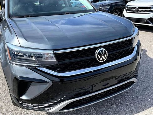 Certified 2022 Volkswagen Taos SE w/ Panoramic Sunroof Package image 11