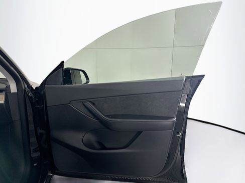 Used 2022 Tesla Model Y Long Range image 32