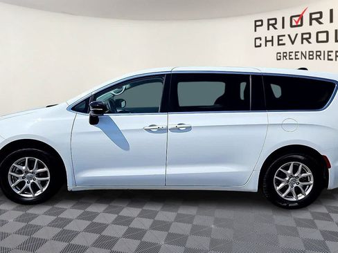 Used 2024 Chrysler Pacifica Touring-L FWD image 5