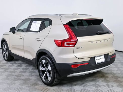 Used 2025 Volvo XC40 B5 Plus AWD/4WD image 4