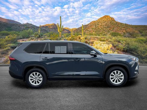 Used 2025 Toyota Grand Highlander FWD image 3