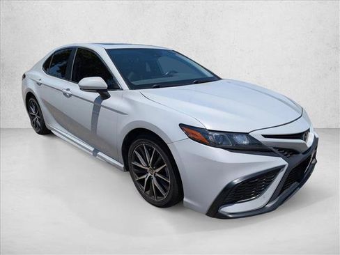 Used 2022 Toyota Camry SE w/ Convenience Package FWD image 3