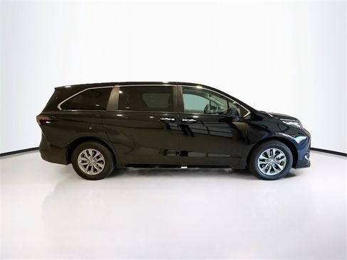 Certified 2024 Toyota Sienna XLE image 7