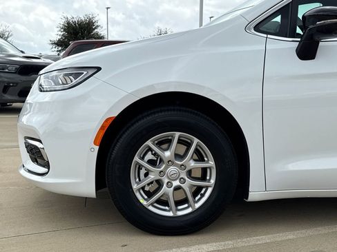 New 2026 Chrysler Pacifica Select image 5