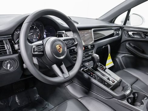 Certified 2025 Porsche Macan image 4