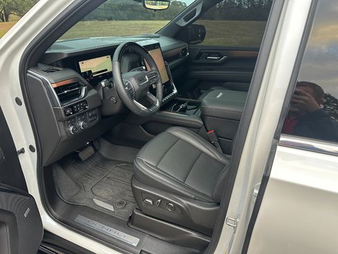 Used 2025 GMC Yukon Denali w/ Denali Reserve Package image 11