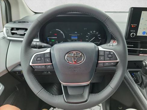 Used 2026 Toyota Sienna XLE FWD image 14