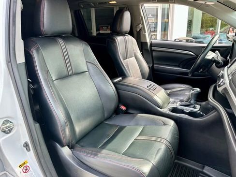 Used 2019 Toyota Highlander SE image 25