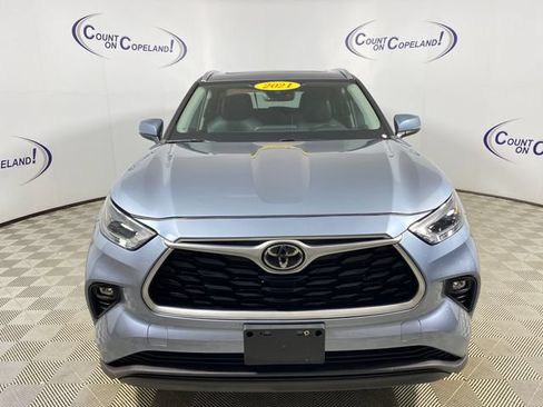 Certified 2021 Toyota Highlander XLE AWD/4WD image 2