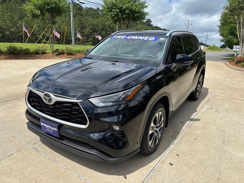 Used 2022 Toyota Highlander XLE FWD image 3