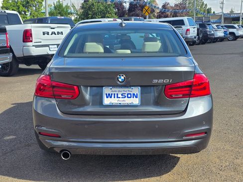 Used 2017 BMW 320i Sedan RWD image 7