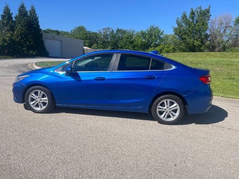 Used 2018 Chevrolet Cruze LT w/ Convenience Package FWD image 8