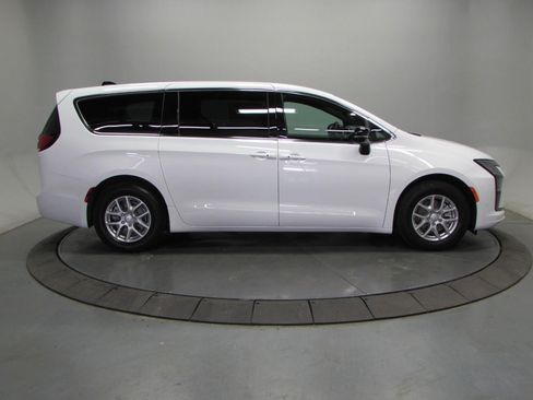 New 2027 Chrysler Pacifica Select FWD image 8