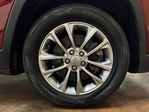 Used 2019 Jeep Cherokee Latitude Plus image 11