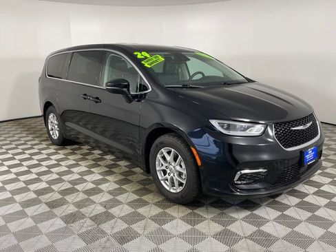 Used 2024 Chrysler Pacifica Touring-L image 25