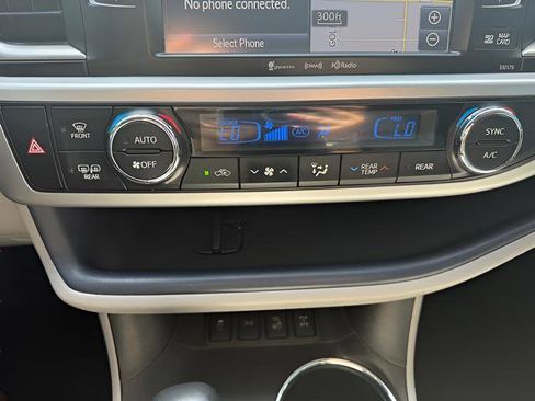 Used 2018 Toyota Highlander XLE AWD/4WD image 19