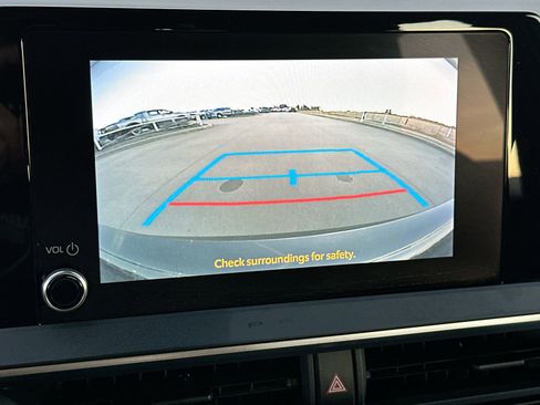 Used 2024 Toyota Prius LE FWD image 17