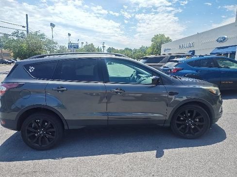 Used 2017 Ford Escape SE w/ SE Sport Appearance Package FWD image 2