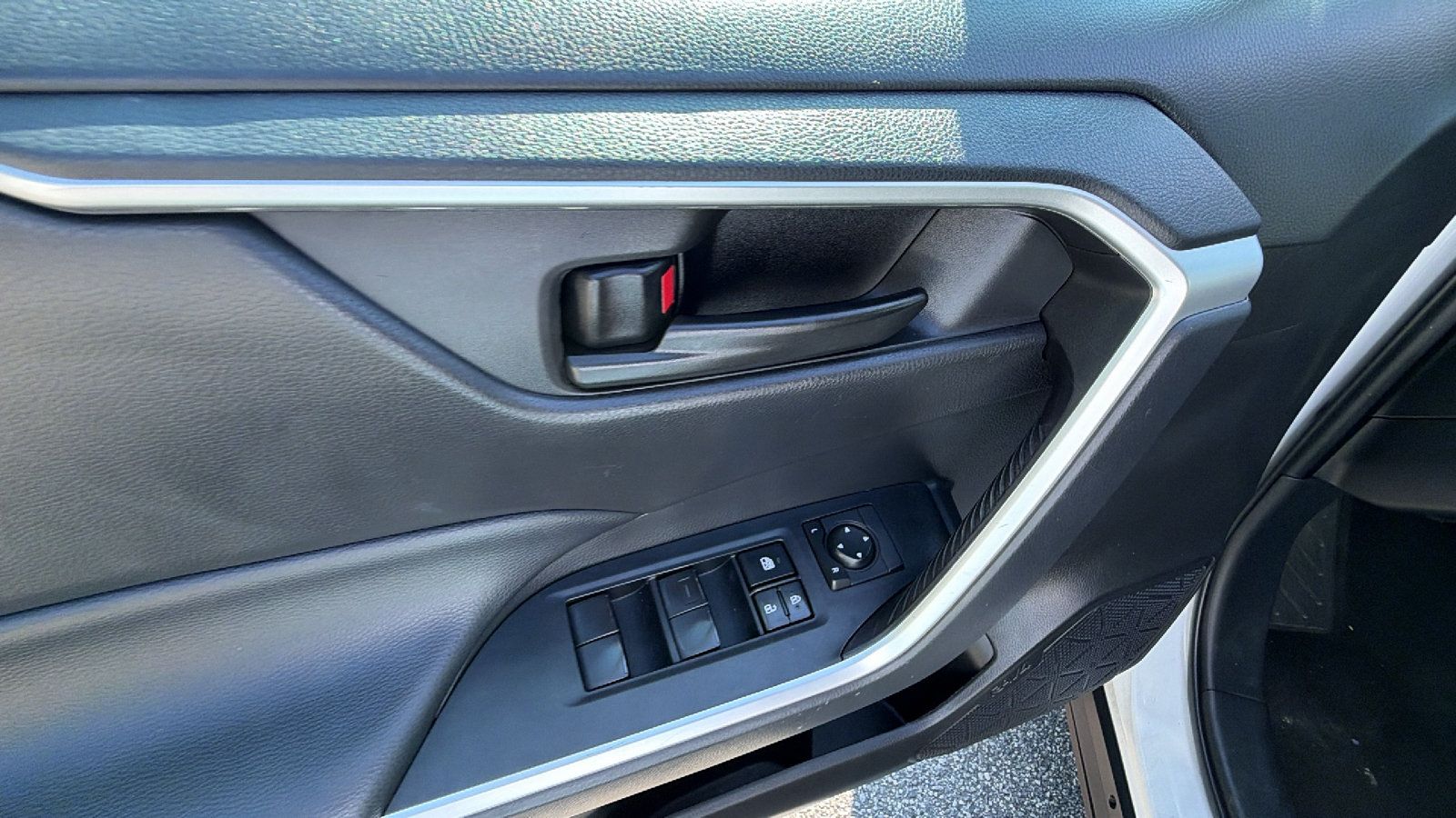 Used 2023 Toyota RAV4 LE FWD image 15