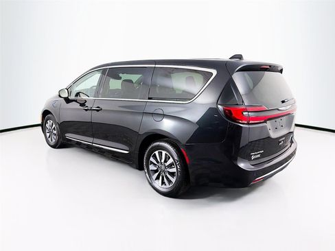 Used 2023 Chrysler Pacifica Limited FWD image 5