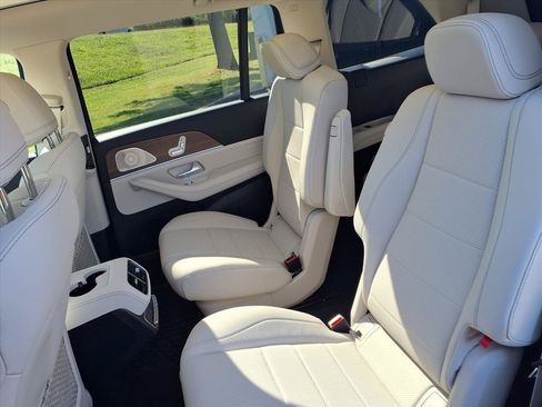 Used 2026 Mercedes-Benz GLS 450 4MATIC image 9