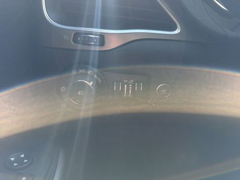 Used 2019 Jeep Cherokee Latitude Plus w/ Comfort/Convenience Group FWD image 18