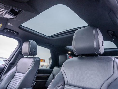 Used 2023 Land Rover Discovery S R-Dynamic image 16