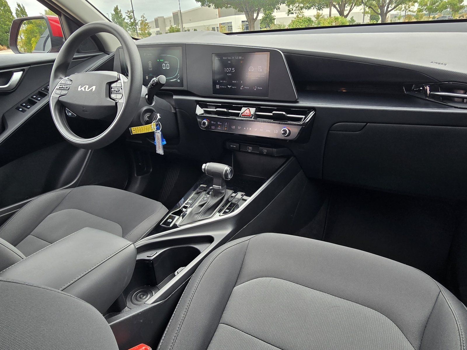 Used 2025 Kia Niro LX FWD image 28