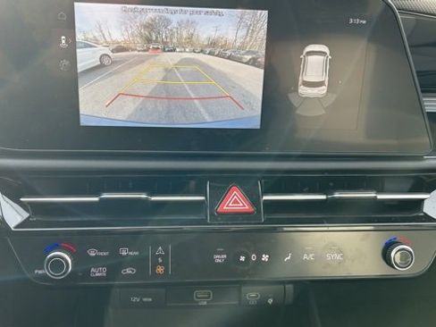 Used 2024 Kia Niro EX image 5