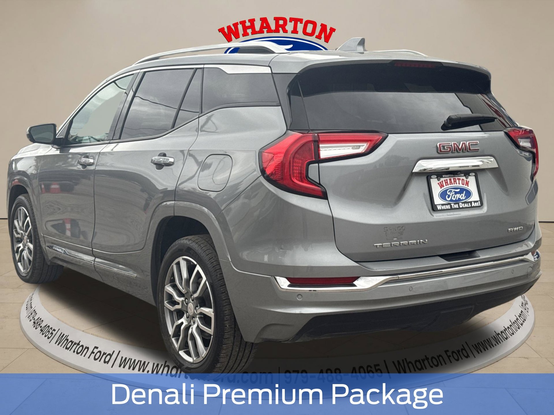 Used 2024 GMC Terrain Denali w/ Denali Premium Package AWD/4WD image 4