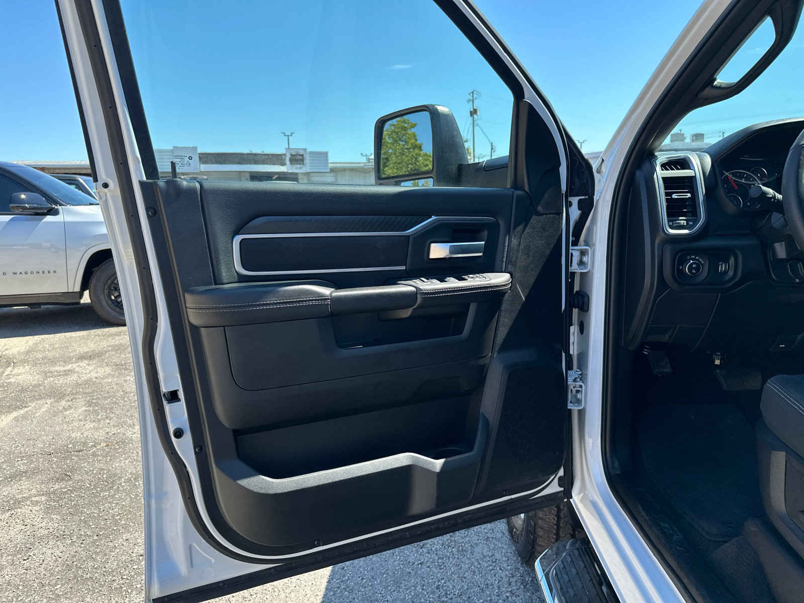 Used 2025 RAM 2500 Big Horn AWD/4WD image 9