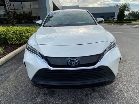 Used 2021 Toyota Venza LE image 16