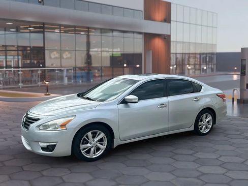 Used 2013 Nissan Altima 2.5 SL w/ Technology Pkg image 2