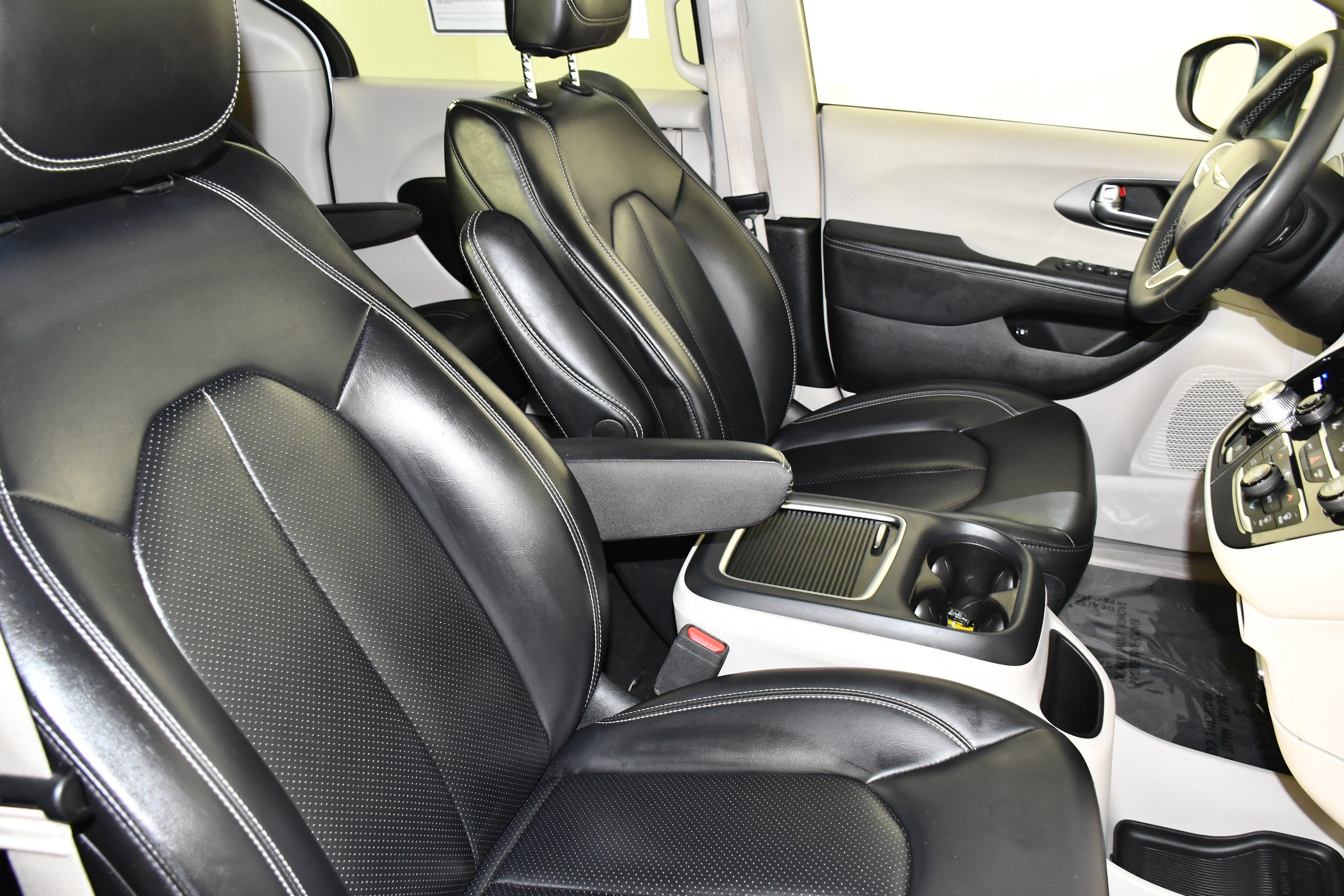 Used 2023 Chrysler Pacifica Touring-L FWD image 42